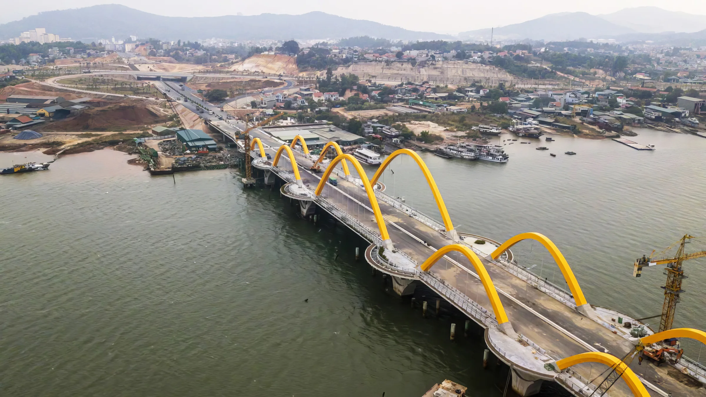 Đi cùng đội thi công cầu dây văng — Cầu Bạch Đằng